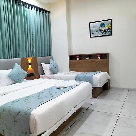 Hotel Paris Plaza Ахмедабад Екстериор снимка