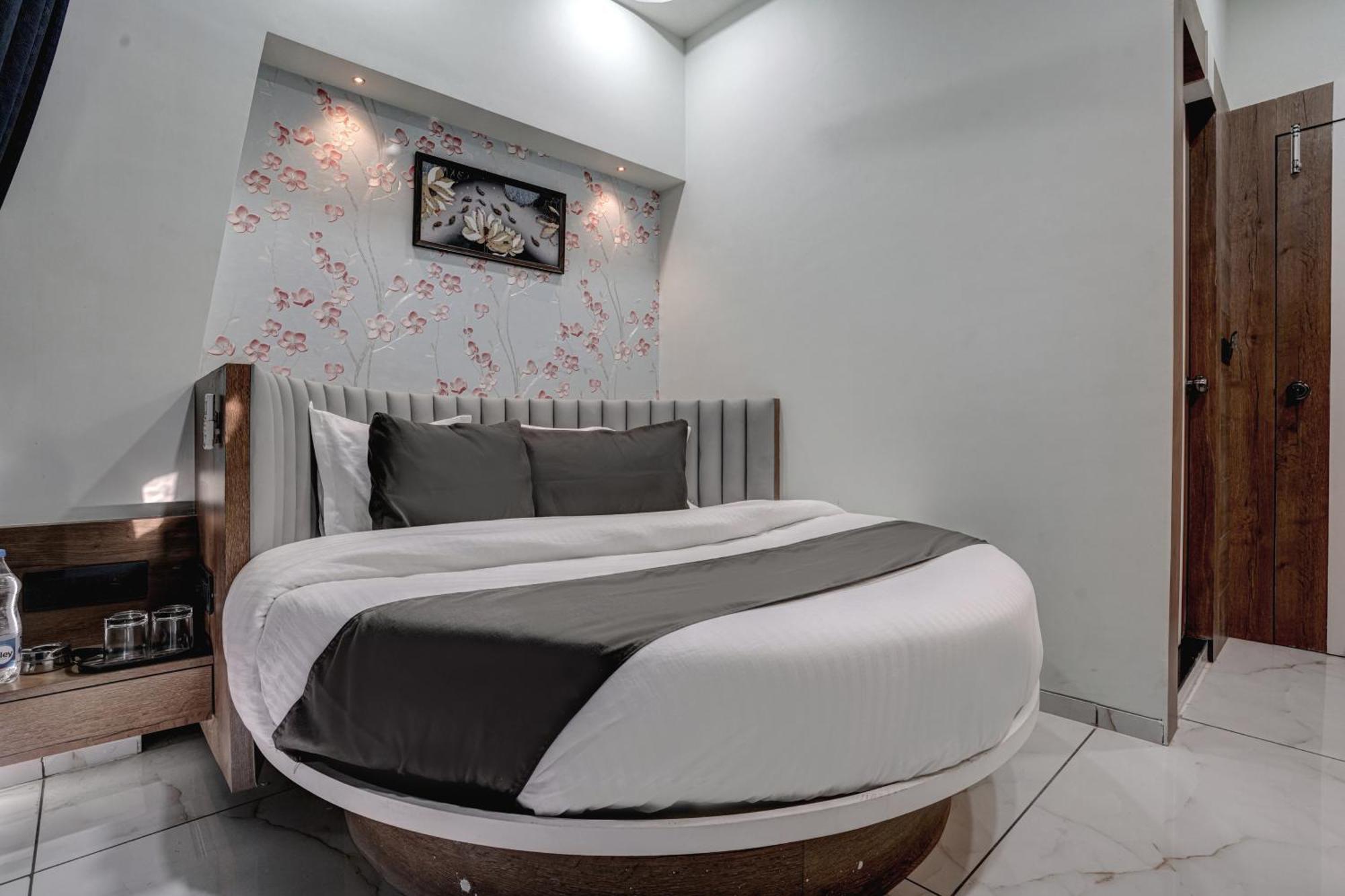 Hotel Paris Plaza Ахмедабад Екстериор снимка