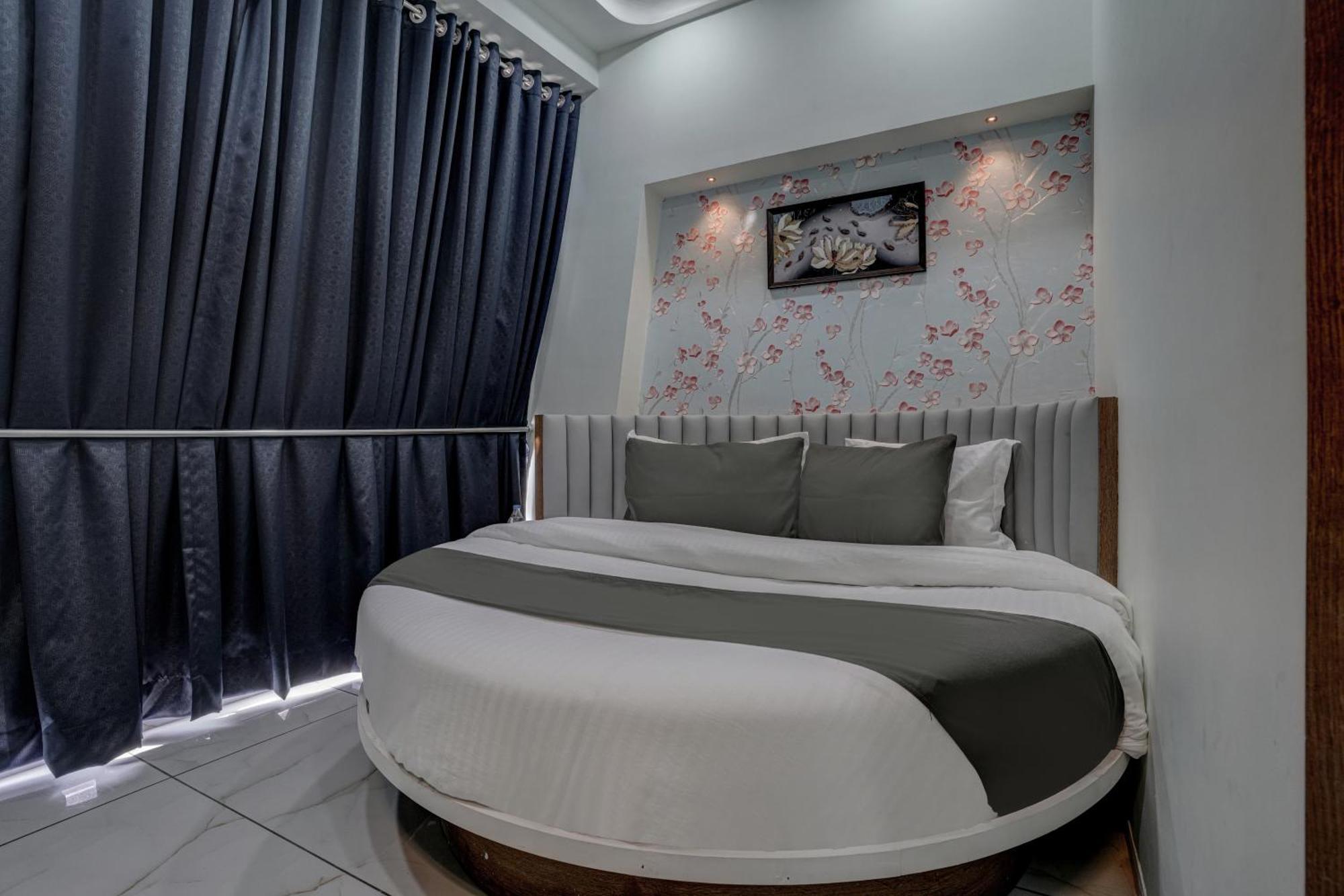 Hotel Paris Plaza Ахмедабад Екстериор снимка