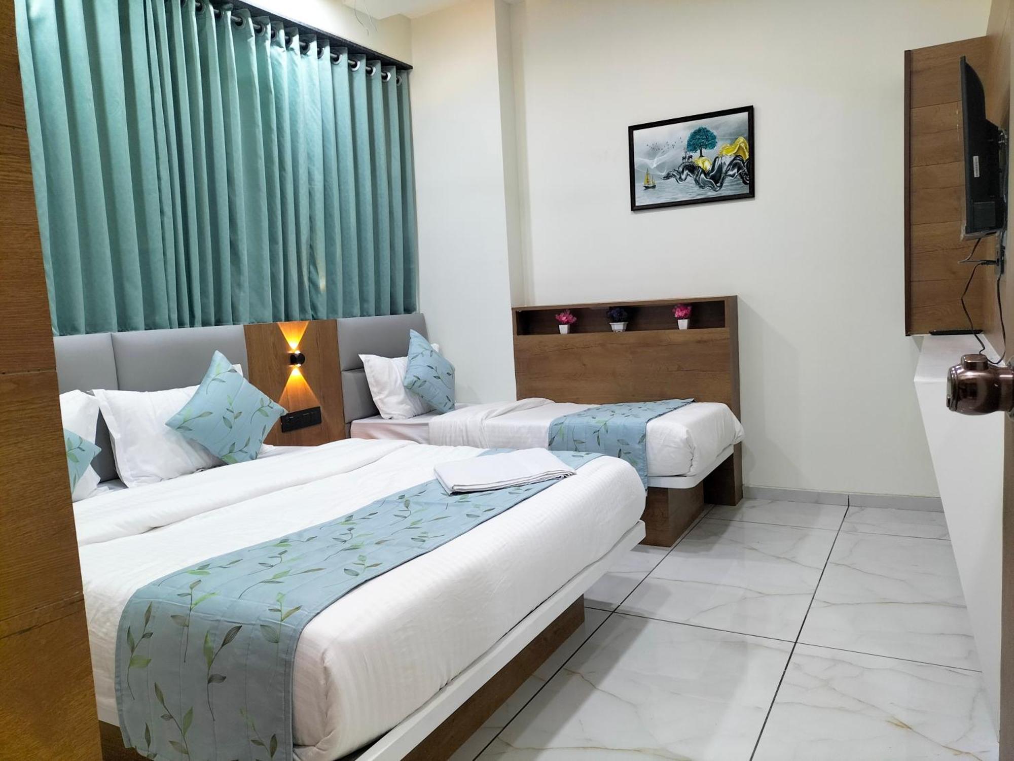 Hotel Paris Plaza Ахмедабад Екстериор снимка