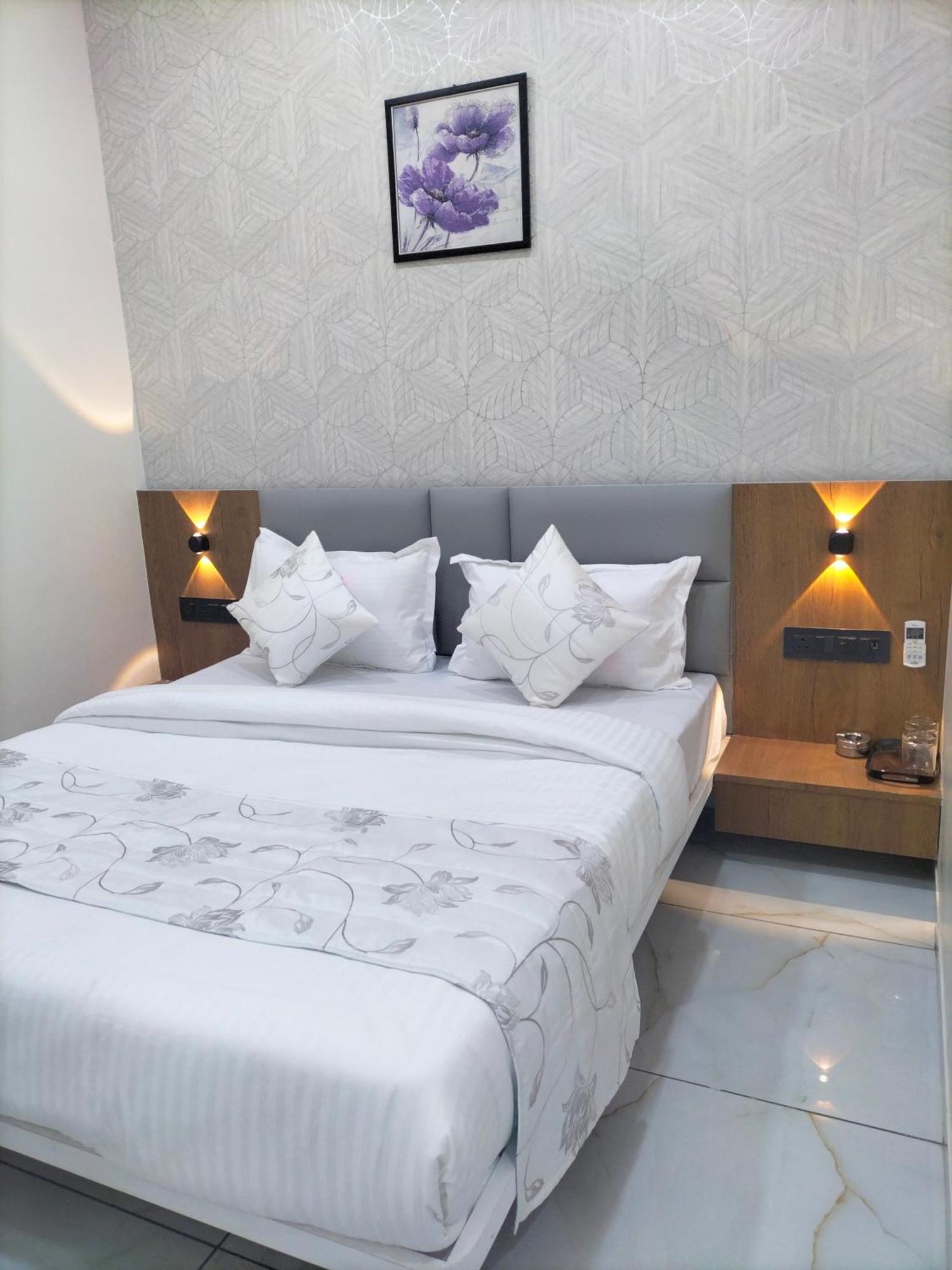 Hotel Paris Plaza Ахмедабад Екстериор снимка