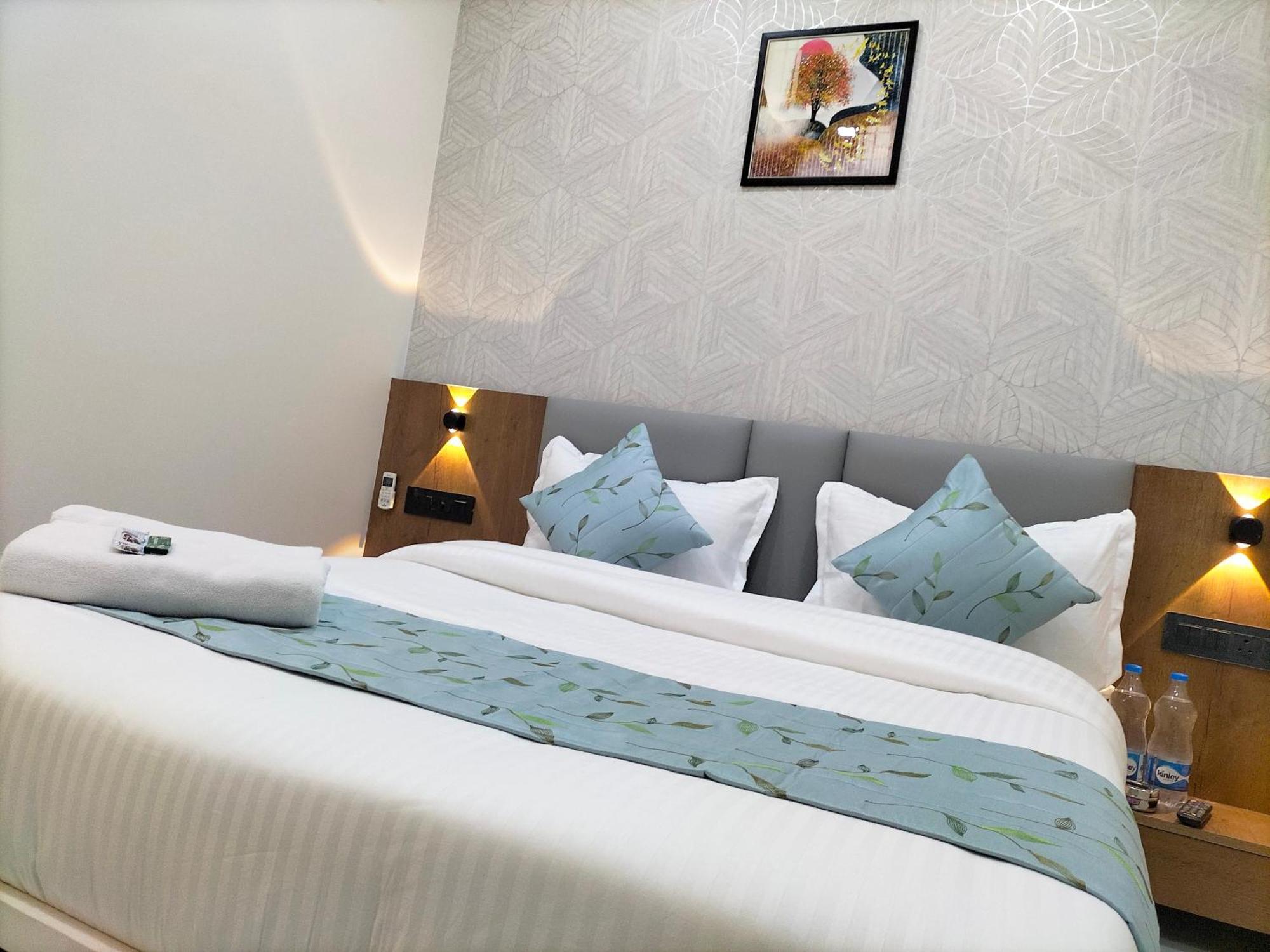 Hotel Paris Plaza Ахмедабад Екстериор снимка