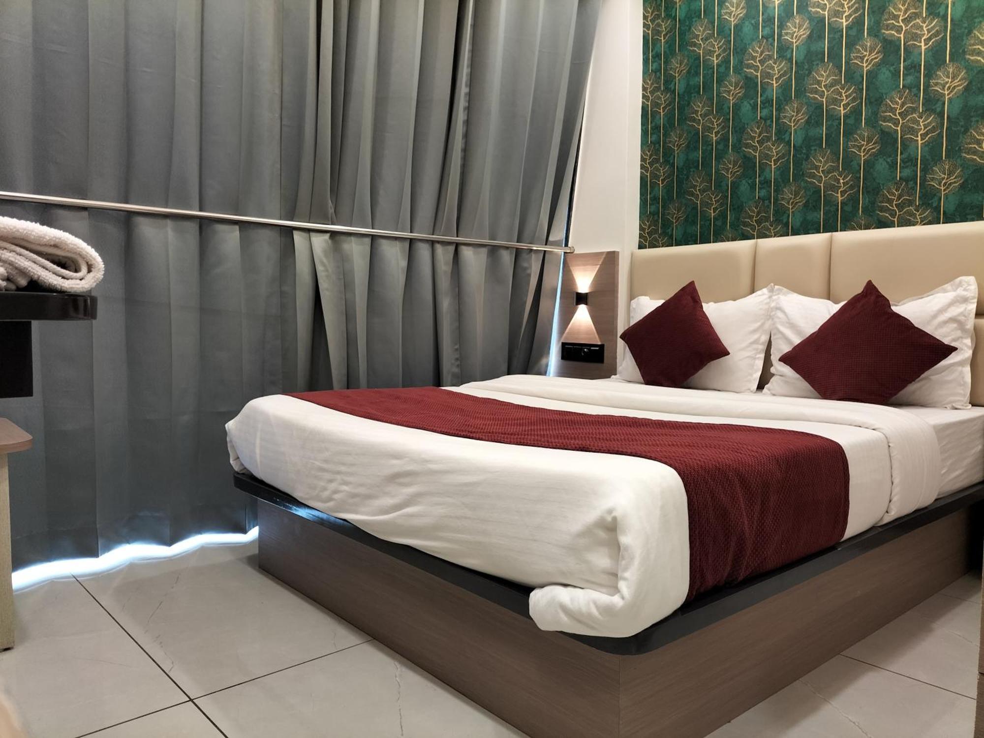 Hotel Paris Plaza Ахмедабад Екстериор снимка