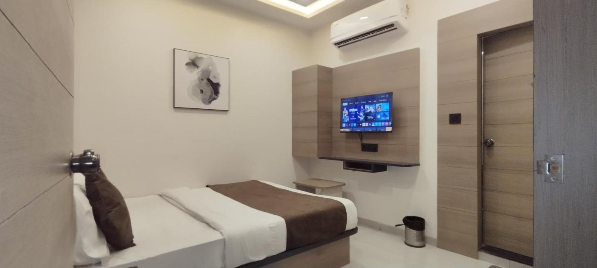 Hotel Paris Plaza Ахмедабад Екстериор снимка