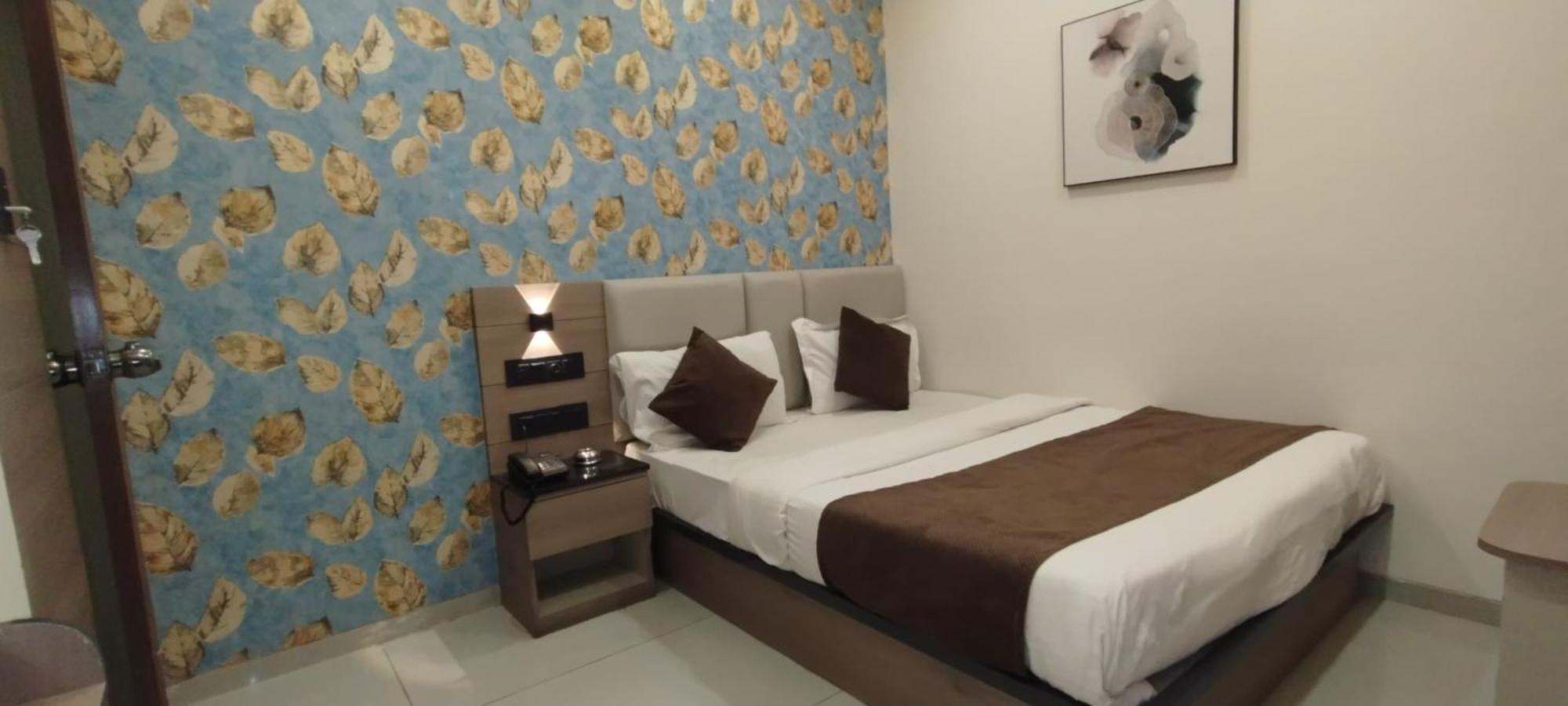 Hotel Paris Plaza Ахмедабад Екстериор снимка