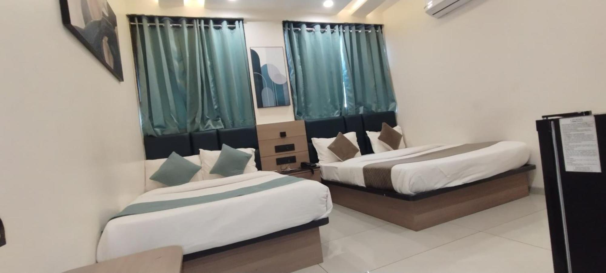 Hotel Paris Plaza Ахмедабад Екстериор снимка
