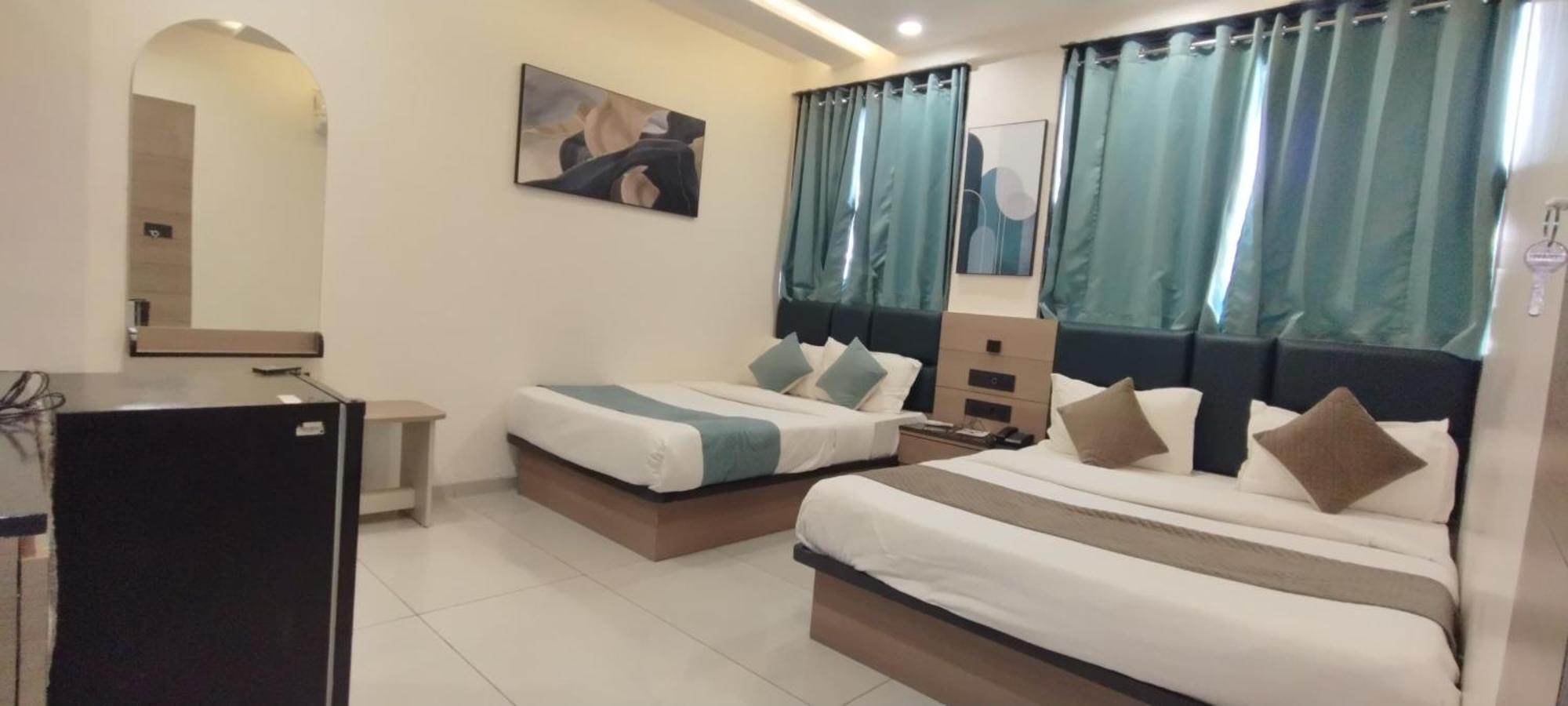 Hotel Paris Plaza Ахмедабад Екстериор снимка