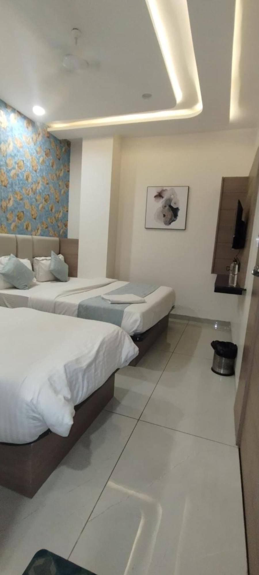 Hotel Paris Plaza Ахмедабад Екстериор снимка