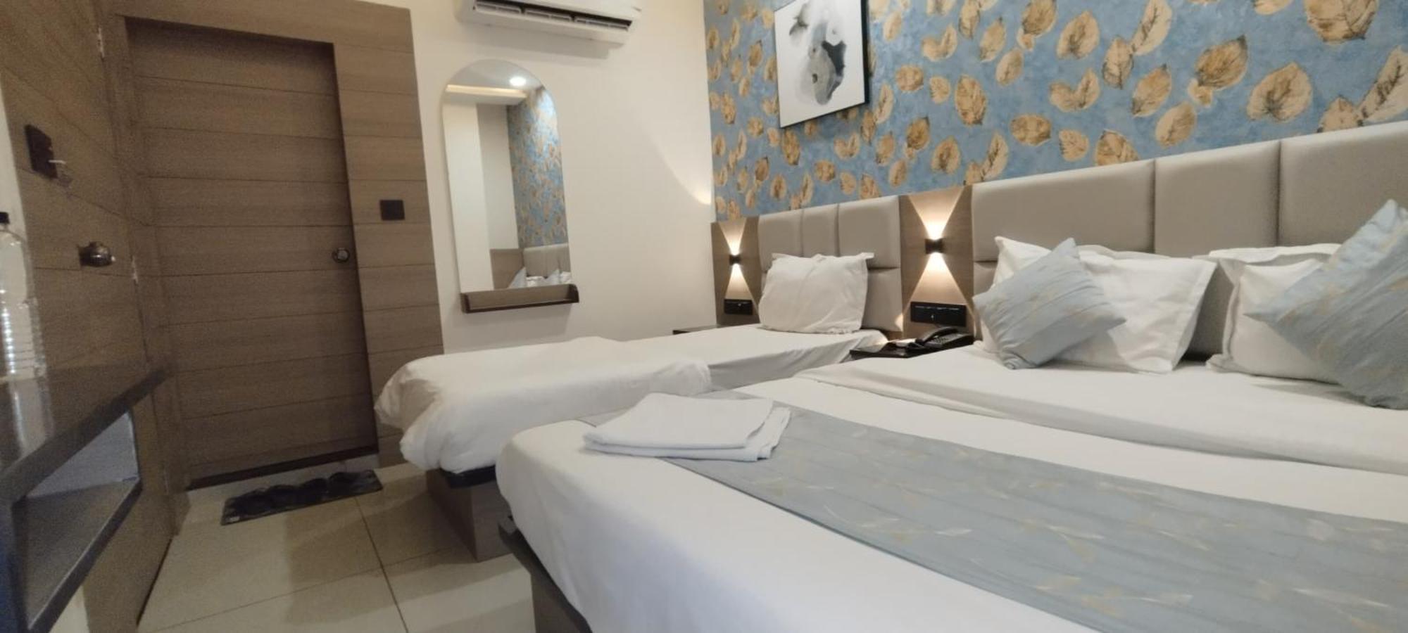 Hotel Paris Plaza Ахмедабад Екстериор снимка