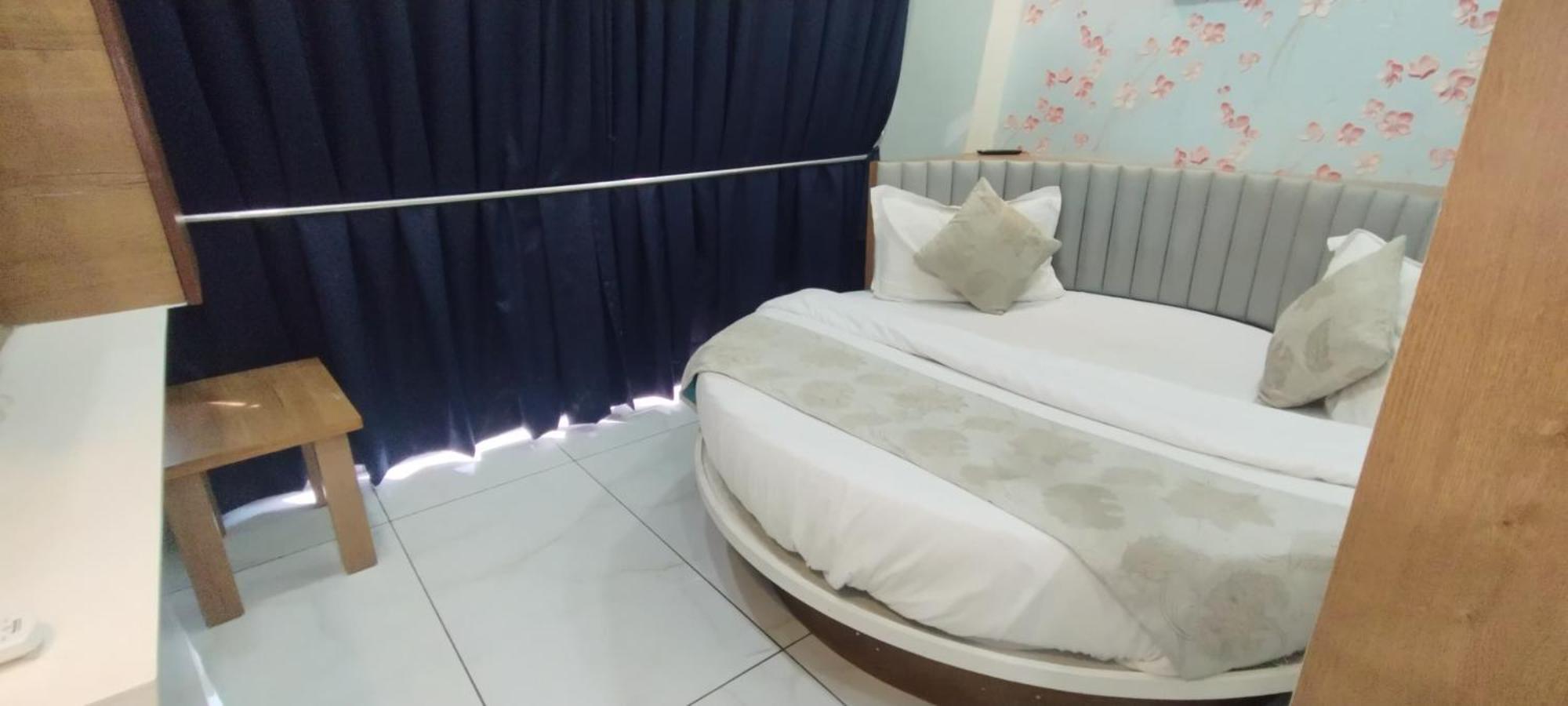 Hotel Paris Plaza Ахмедабад Екстериор снимка
